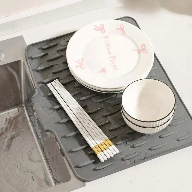 💥No-Spill Silicone Worktop Saver – Heat-Resistant & Non-Slip Mat for Drip-Free Drying💥