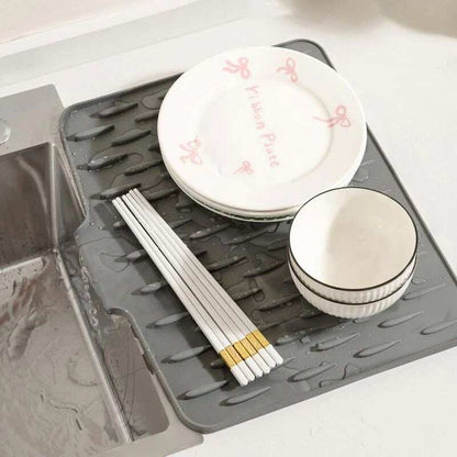 💥No-Spill Silicone Worktop Saver – Heat-Resistant & Non-Slip Mat for Drip-Free Drying💥