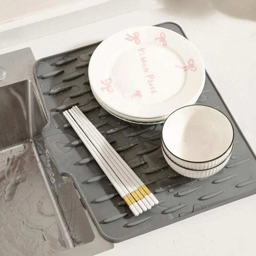 💥No-Spill Silicone Worktop Saver – Heat-Resistant & Non-Slip Mat for Drip-Free Drying💥